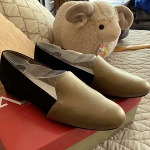 Aerosoles A2 Comfort black gold loafer SZ 8.5